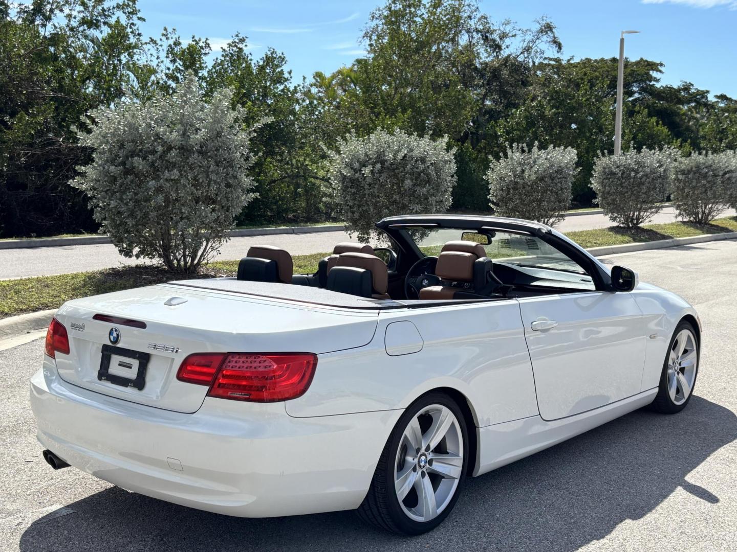 2011 WHITE /BEIGE BMW 328 I SULEV (WBADW7C54BE) with an 3.0L engine, Automatic transmission, located at 11170 Summerlin Square Dr., Fort Myers Beach, FL, 33931, (239) 999-7777, 26.493546, -81.941628 - Photo#14