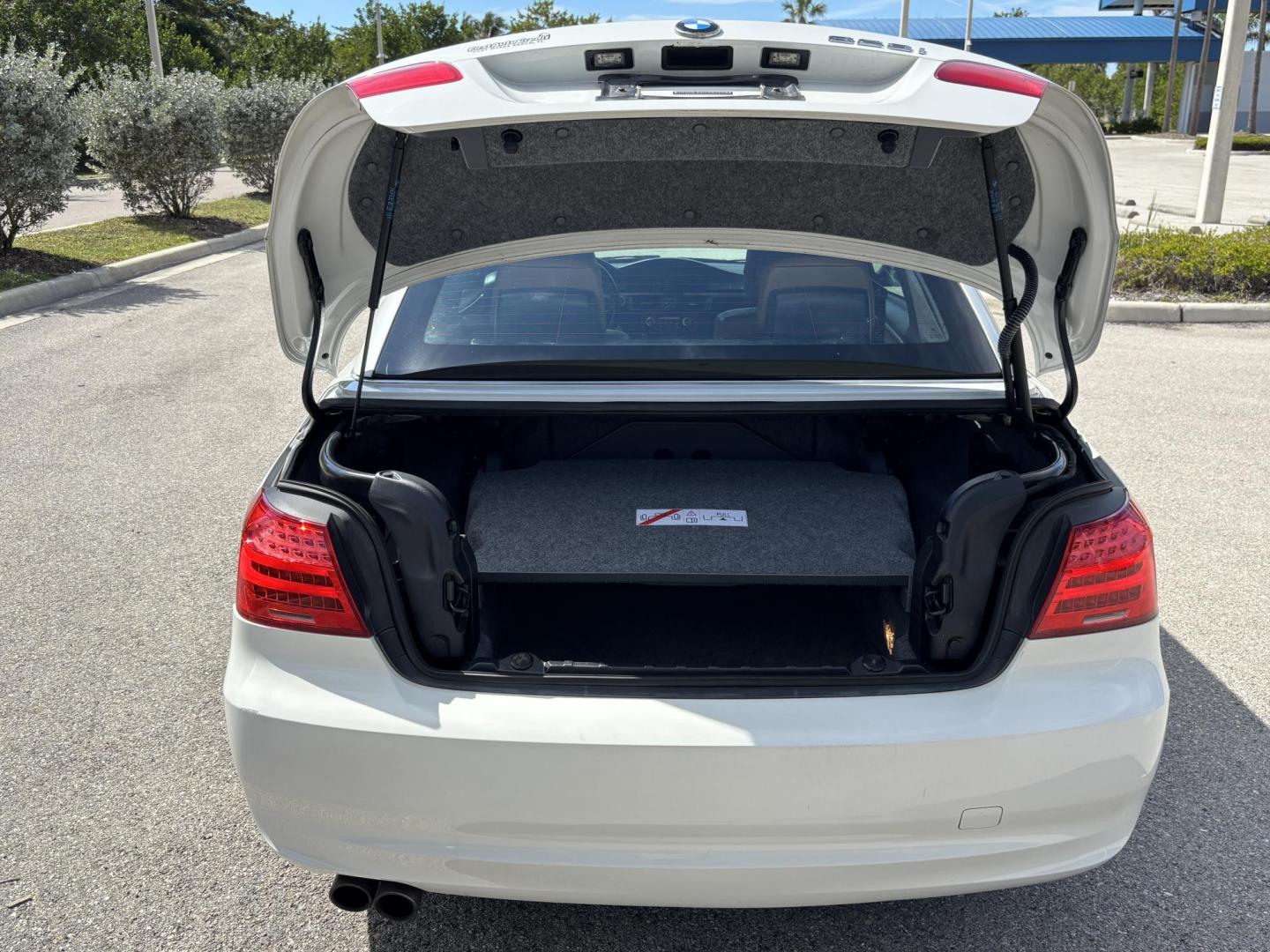 2011 WHITE /BEIGE BMW 328 I SULEV (WBADW7C54BE) with an 3.0L engine, Automatic transmission, located at 11170 Summerlin Square Dr., Fort Myers Beach, FL, 33931, (239) 999-7777, 26.493546, -81.941628 - Photo#17