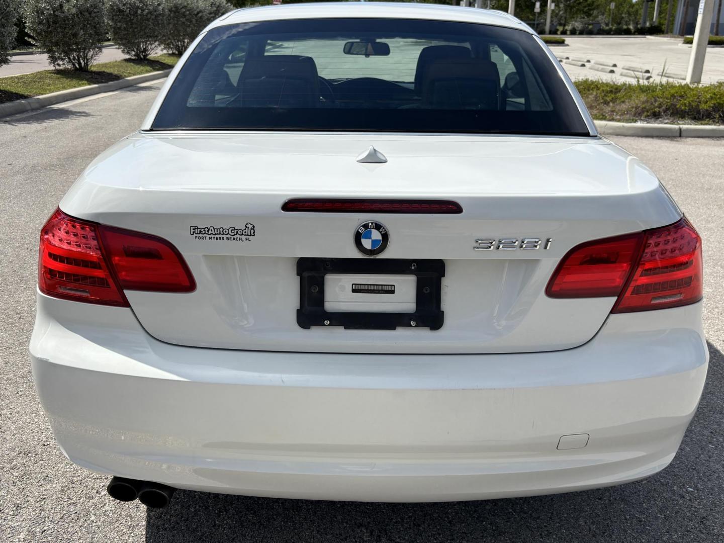 2011 WHITE /BEIGE BMW 328 I SULEV (WBADW7C54BE) with an 3.0L engine, Automatic transmission, located at 11170 Summerlin Square Dr., Fort Myers Beach, FL, 33931, (239) 999-7777, 26.493546, -81.941628 - Photo#16