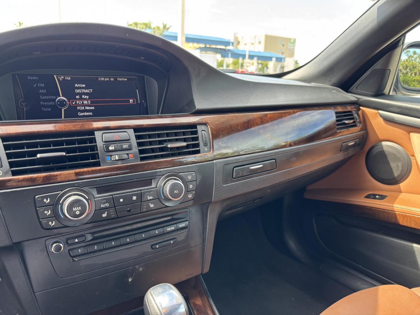 2011 WHITE /BEIGE BMW 328 I SULEV (WBADW7C54BE) with an 3.0L engine, Automatic transmission, located at 11170 Summerlin Square Dr., Fort Myers Beach, FL, 33931, (239) 999-7777, 26.493546, -81.941628 - Photo#31