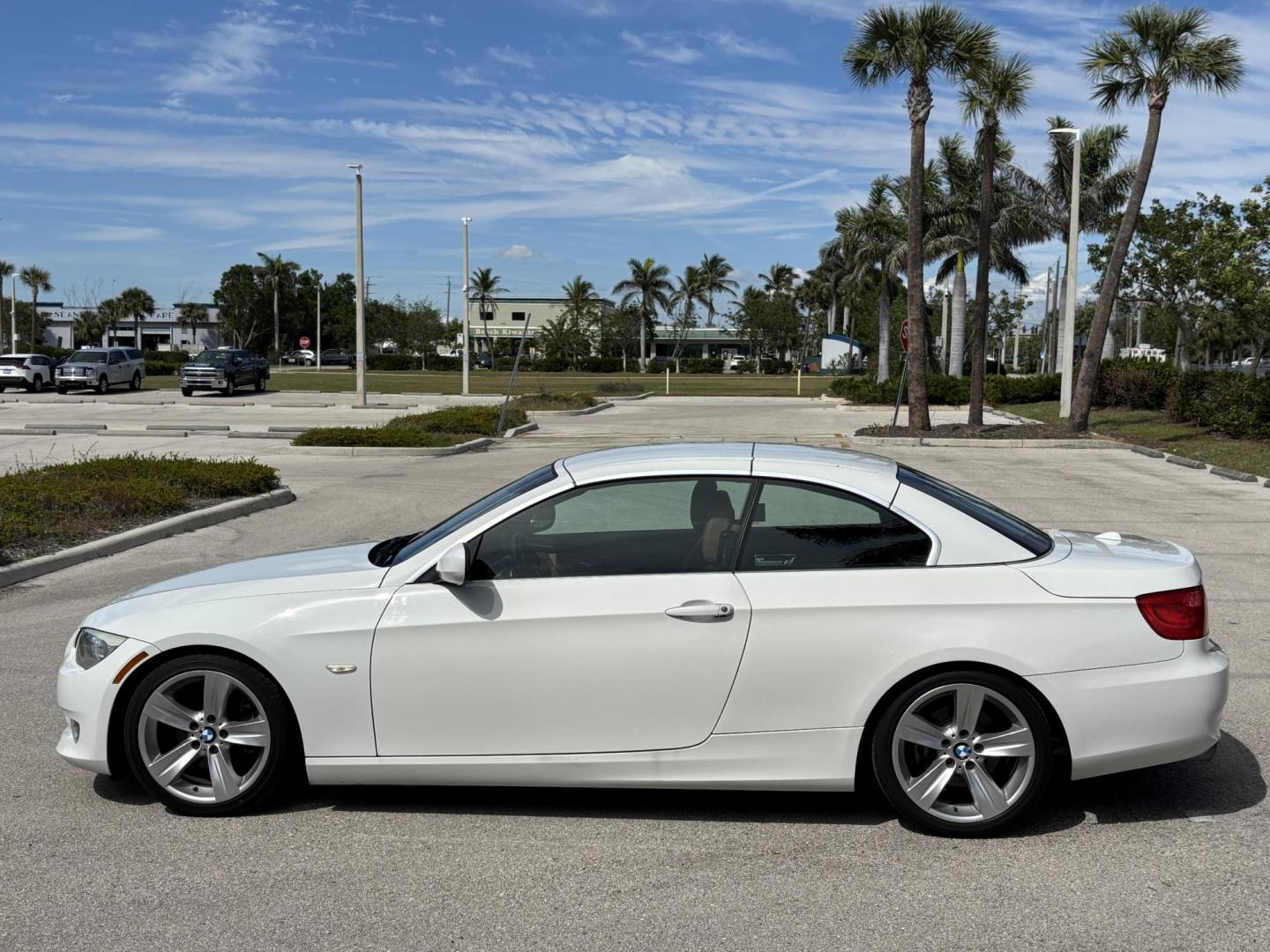 2011 WHITE /BEIGE BMW 328 I SULEV (WBADW7C54BE) with an 3.0L engine, Automatic transmission, located at 11170 Summerlin Square Dr., Fort Myers Beach, FL, 33931, (239) 999-7777, 26.493546, -81.941628 - Photo#7