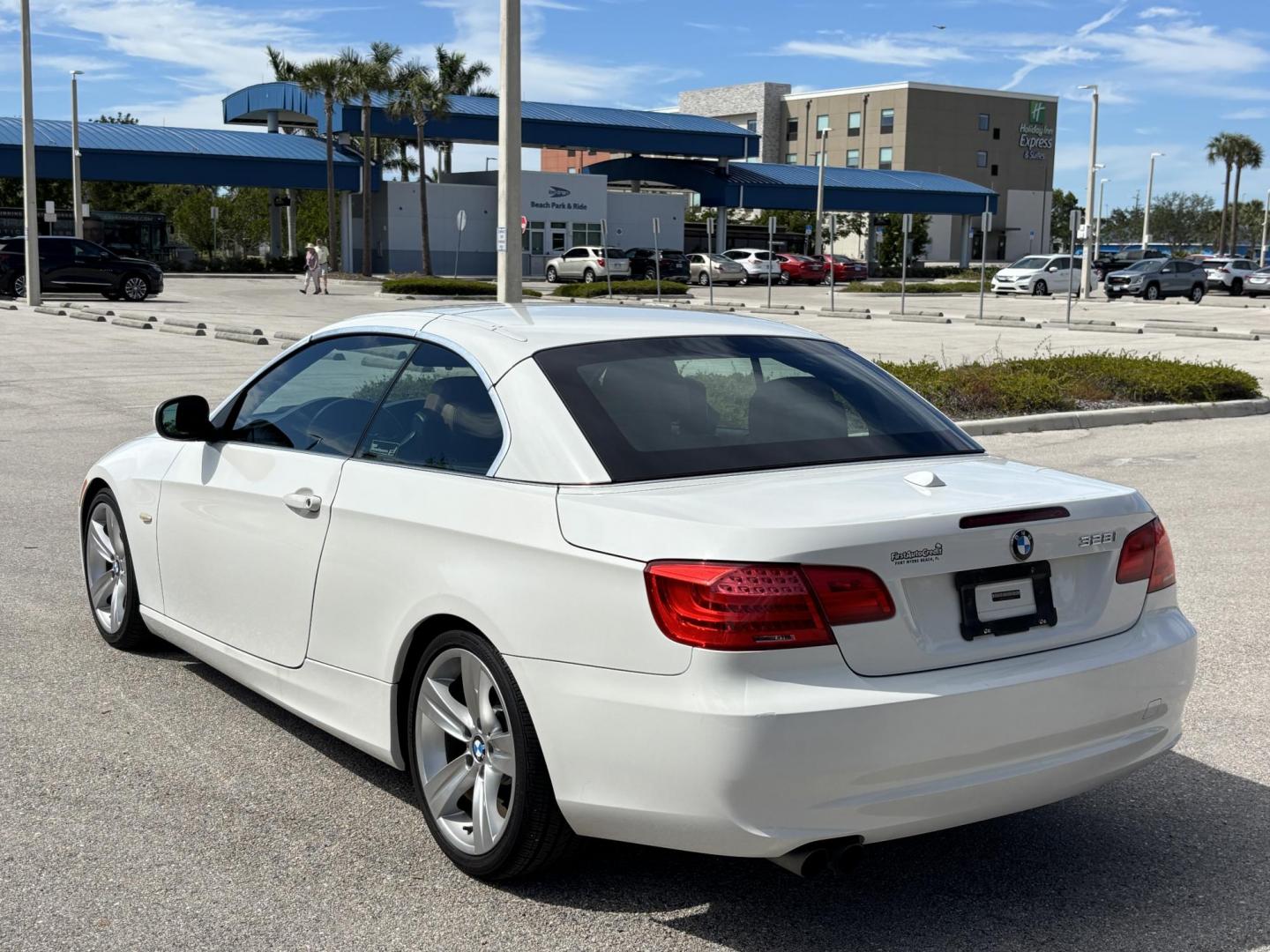 2011 WHITE /BEIGE BMW 328 I SULEV (WBADW7C54BE) with an 3.0L engine, Automatic transmission, located at 11170 Summerlin Square Dr., Fort Myers Beach, FL, 33931, (239) 999-7777, 26.493546, -81.941628 - Photo#4