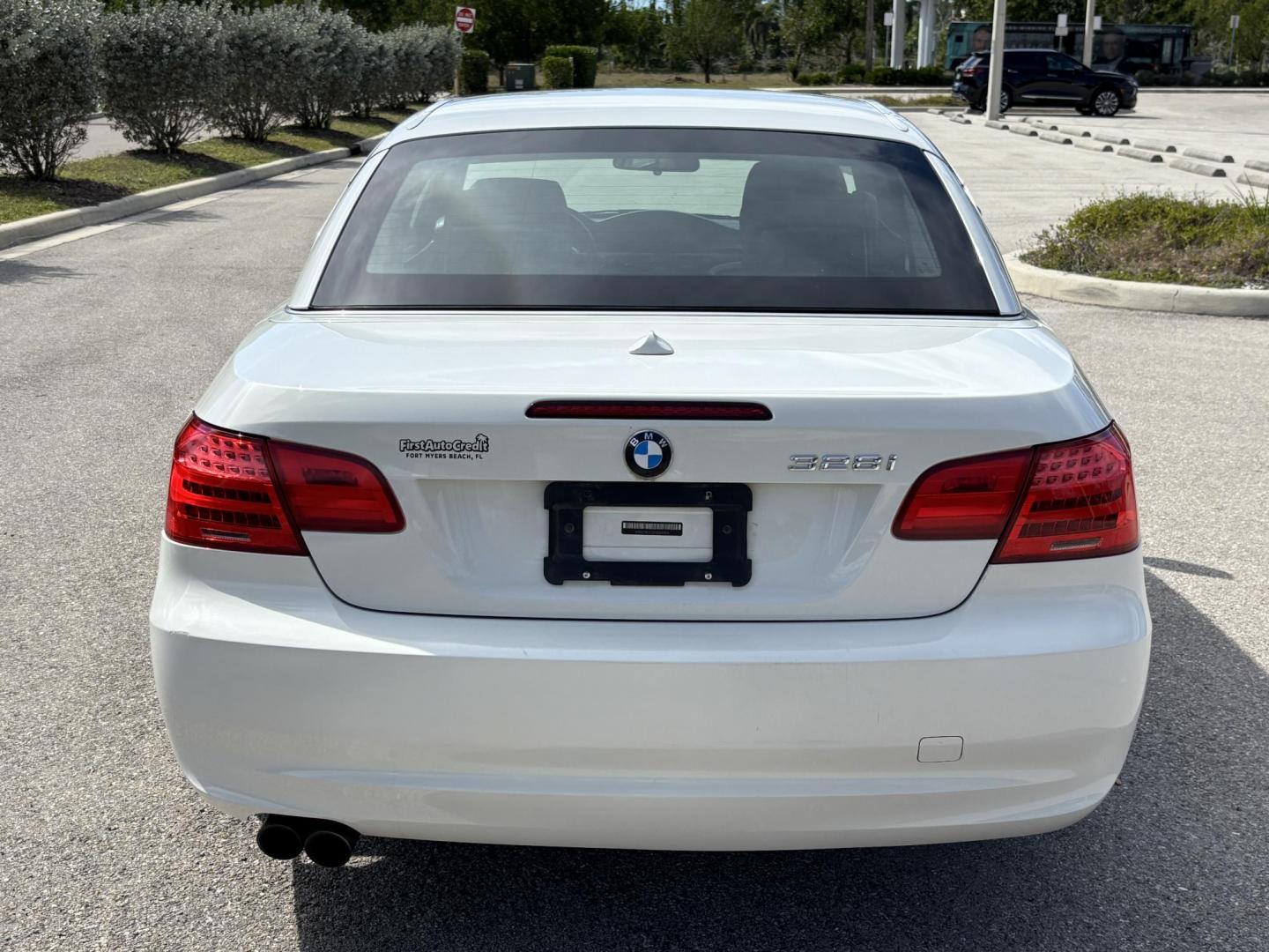 2011 WHITE /BEIGE BMW 328 I SULEV (WBADW7C54BE) with an 3.0L engine, Automatic transmission, located at 11170 Summerlin Square Dr., Fort Myers Beach, FL, 33931, (239) 999-7777, 26.493546, -81.941628 - Photo#5