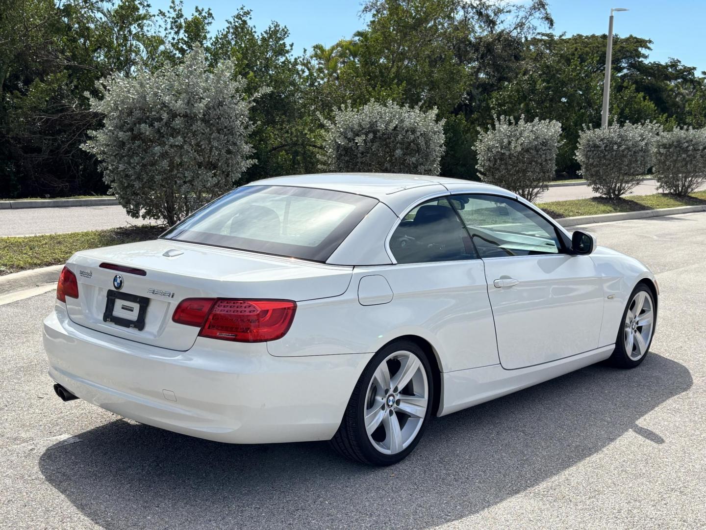 2011 WHITE /BEIGE BMW 328 I SULEV (WBADW7C54BE) with an 3.0L engine, Automatic transmission, located at 11170 Summerlin Square Dr., Fort Myers Beach, FL, 33931, (239) 999-7777, 26.493546, -81.941628 - Photo#6