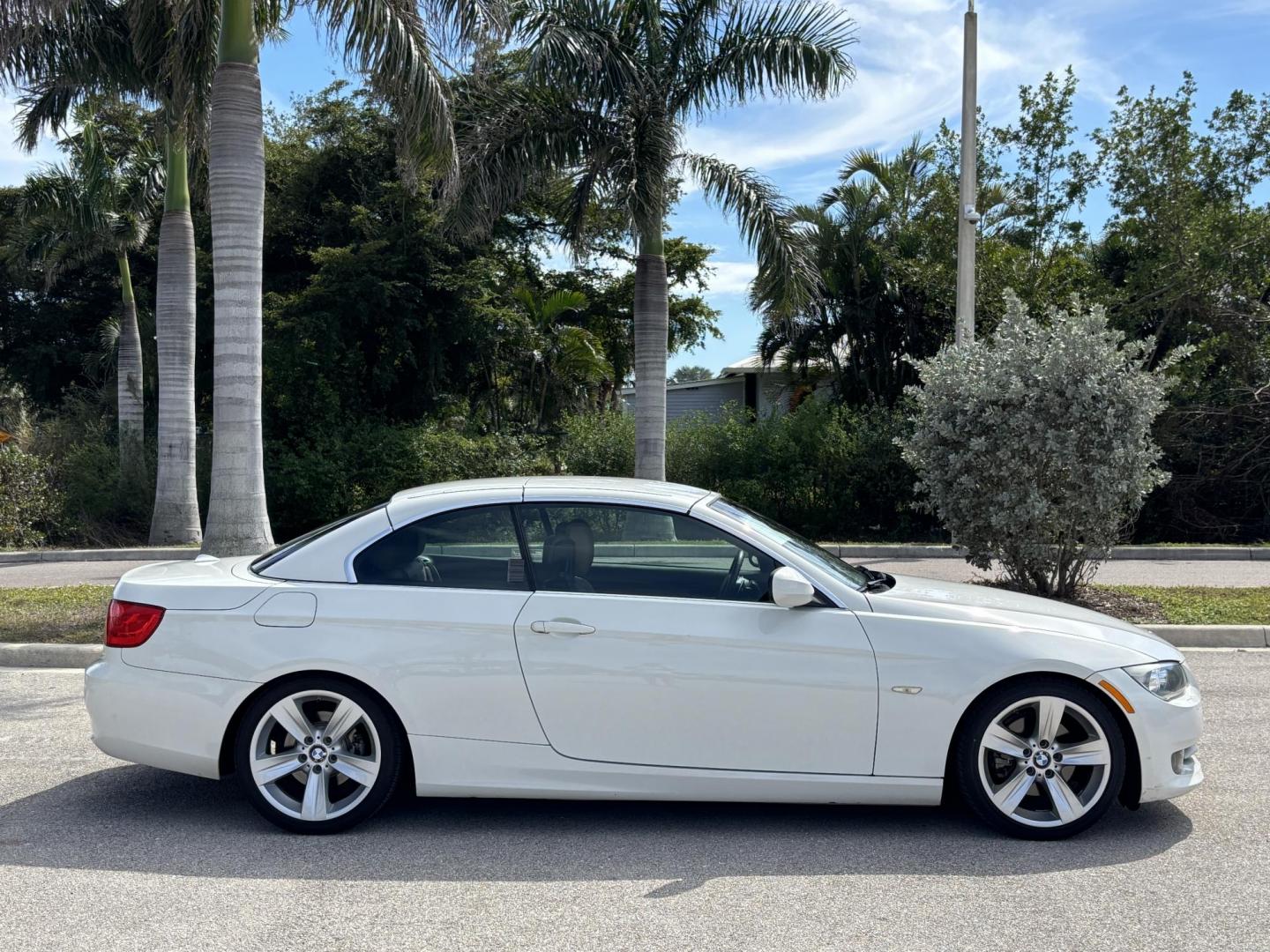 2011 WHITE /BEIGE BMW 328 I SULEV (WBADW7C54BE) with an 3.0L engine, Automatic transmission, located at 11170 Summerlin Square Dr., Fort Myers Beach, FL, 33931, (239) 999-7777, 26.493546, -81.941628 - Photo#3