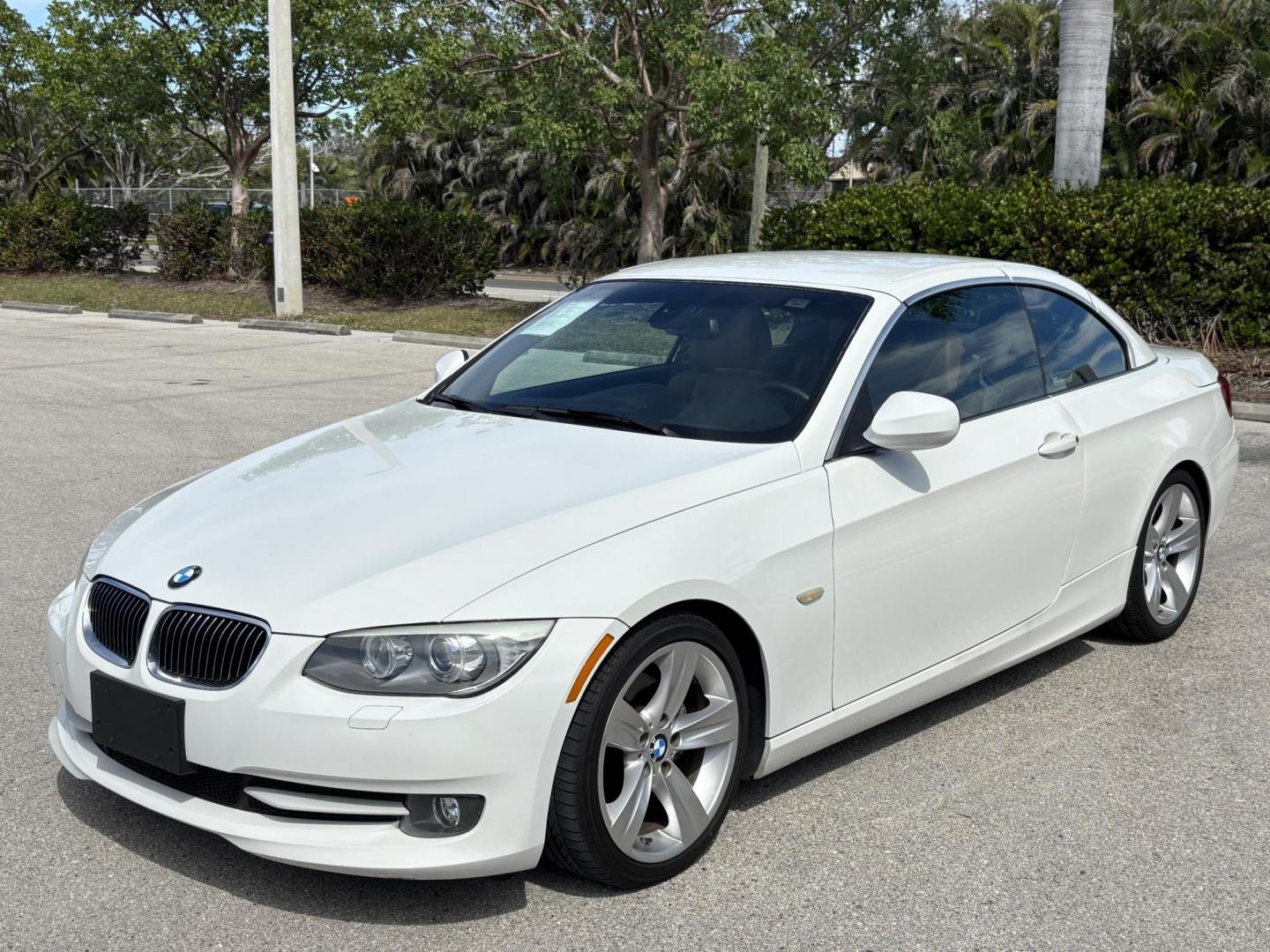 2011 WHITE /BEIGE BMW 328 I SULEV (WBADW7C54BE) with an 3.0L engine, Automatic transmission, located at 11170 Summerlin Square Dr., Fort Myers Beach, FL, 33931, (239) 999-7777, 26.493546, -81.941628 - Photo#0