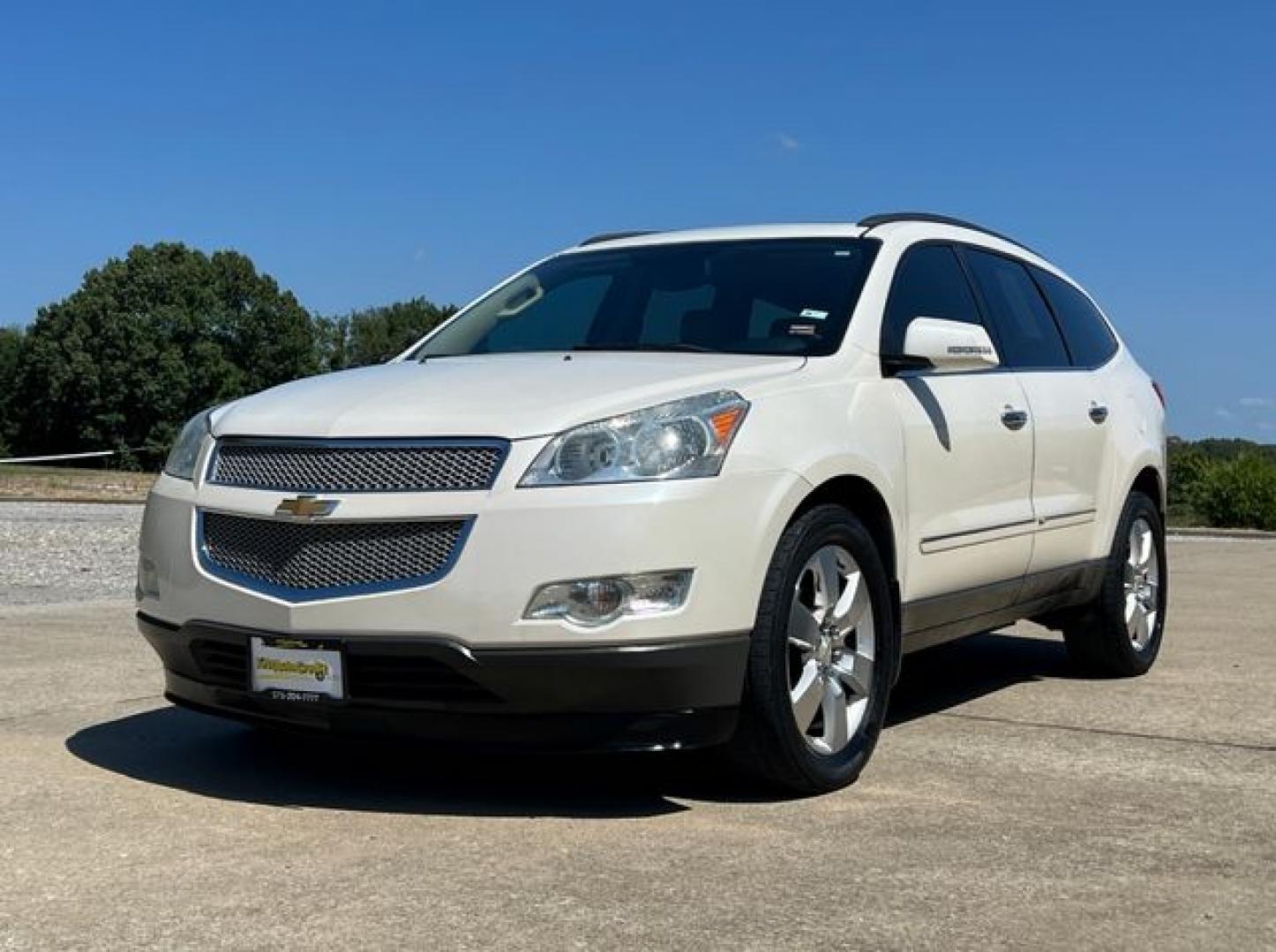 2012 WHITE /Tan Leather CHEVROLET TRAVERSE LTZ (1GNKVLED1CJ) with an 3.6L engine, Automatic transmission, located at 11100 Summerlin Square Dr., Fort Myers Beach, FL, 33931, (239) 999-7777, 26.493452, -81.938683 - Photo#0