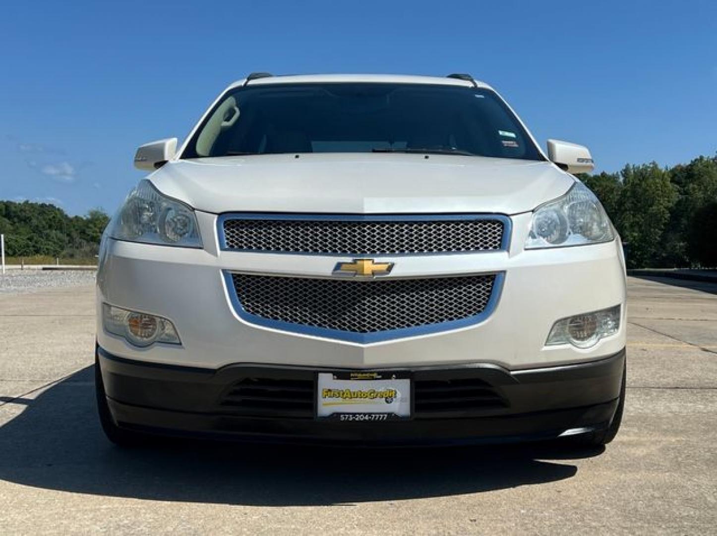 2012 WHITE /Tan Leather CHEVROLET TRAVERSE LTZ (1GNKVLED1CJ) with an 3.6L engine, Automatic transmission, located at 11100 Summerlin Square Dr., Fort Myers Beach, FL, 33931, (239) 999-7777, 26.493452, -81.938683 - Photo#1