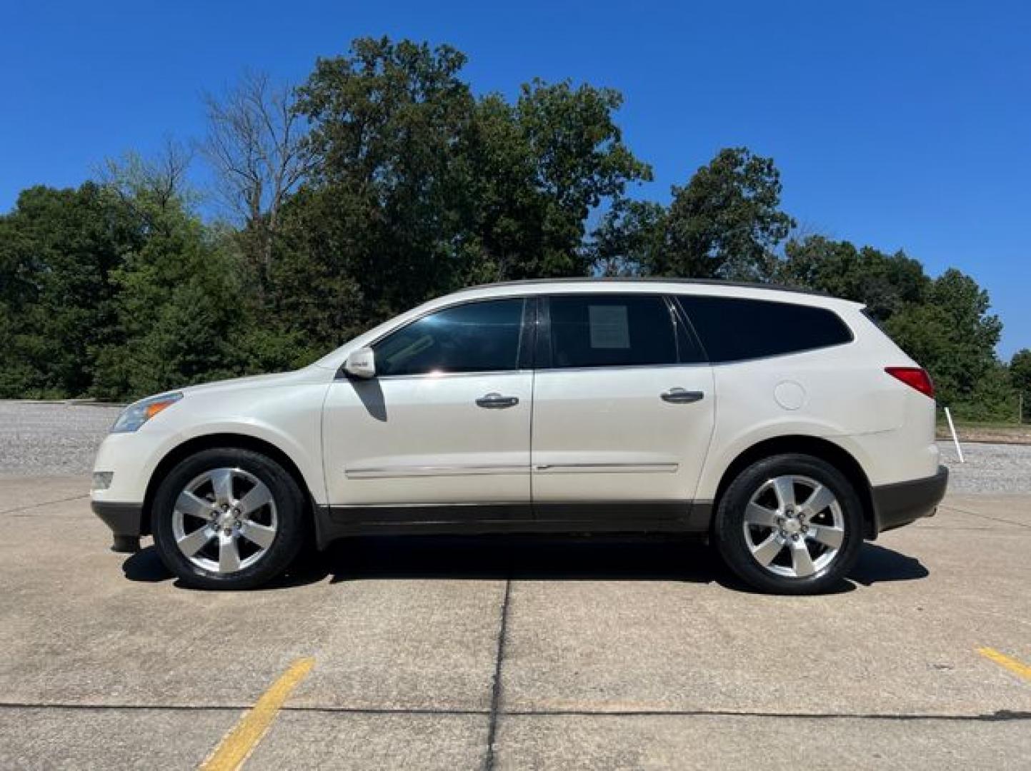 2012 WHITE /Tan Leather CHEVROLET TRAVERSE LTZ (1GNKVLED1CJ) with an 3.6L engine, Automatic transmission, located at 11100 Summerlin Square Dr., Fort Myers Beach, FL, 33931, (239) 999-7777, 26.493452, -81.938683 - Photo#2