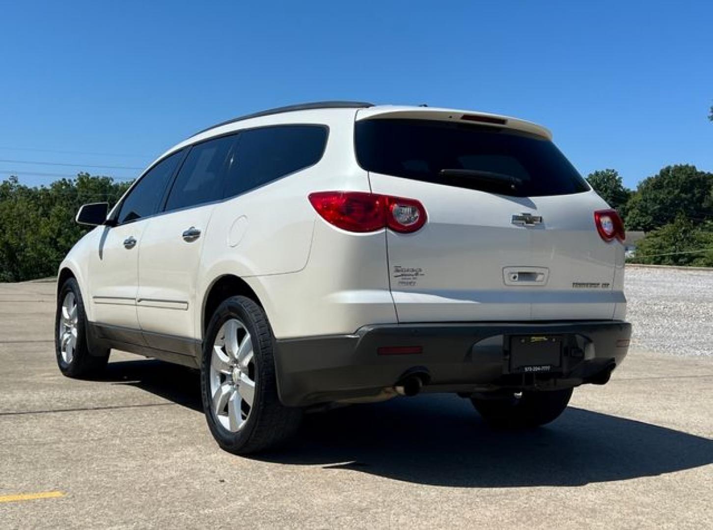 2012 WHITE /Tan Leather CHEVROLET TRAVERSE LTZ (1GNKVLED1CJ) with an 3.6L engine, Automatic transmission, located at 11100 Summerlin Square Dr., Fort Myers Beach, FL, 33931, (239) 999-7777, 26.493452, -81.938683 - Photo#4