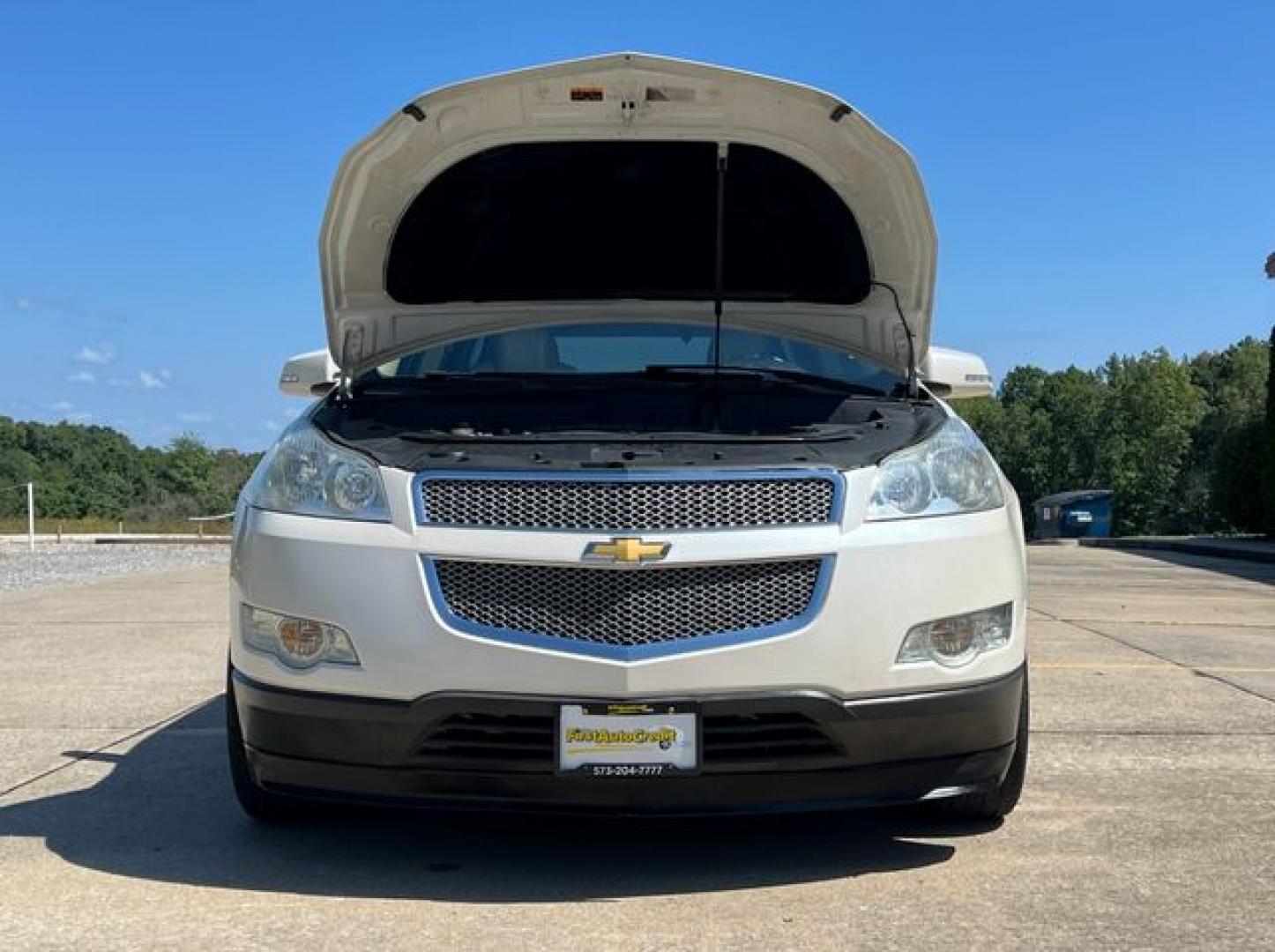 2012 WHITE /Tan Leather CHEVROLET TRAVERSE LTZ (1GNKVLED1CJ) with an 3.6L engine, Automatic transmission, located at 11100 Summerlin Square Dr., Fort Myers Beach, FL, 33931, (239) 999-7777, 26.493452, -81.938683 - Photo#17