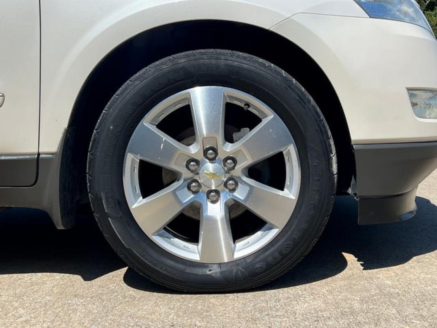 2012 WHITE /Tan Leather CHEVROLET TRAVERSE LTZ (1GNKVLED1CJ) with an 3.6L engine, Automatic transmission, located at 11100 Summerlin Square Dr., Fort Myers Beach, FL, 33931, (239) 999-7777, 26.493452, -81.938683 - Photo#19