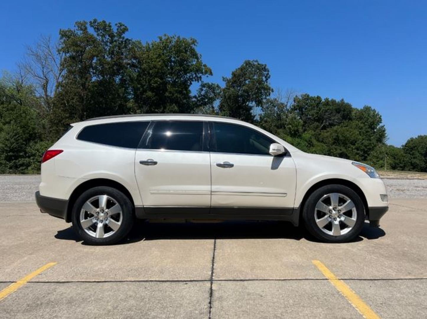 2012 WHITE /Tan Leather CHEVROLET TRAVERSE LTZ (1GNKVLED1CJ) with an 3.6L engine, Automatic transmission, located at 11100 Summerlin Square Dr., Fort Myers Beach, FL, 33931, (239) 999-7777, 26.493452, -81.938683 - Photo#22