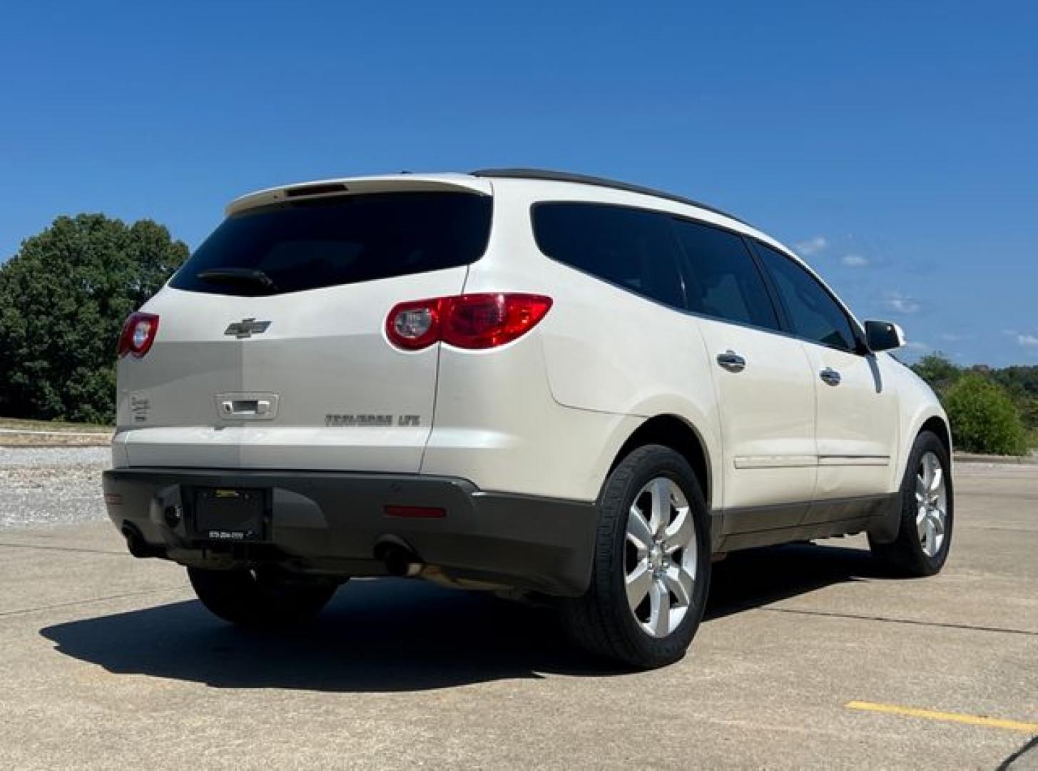 2012 WHITE /Tan Leather CHEVROLET TRAVERSE LTZ (1GNKVLED1CJ) with an 3.6L engine, Automatic transmission, located at 11100 Summerlin Square Dr., Fort Myers Beach, FL, 33931, (239) 999-7777, 26.493452, -81.938683 - Photo#23