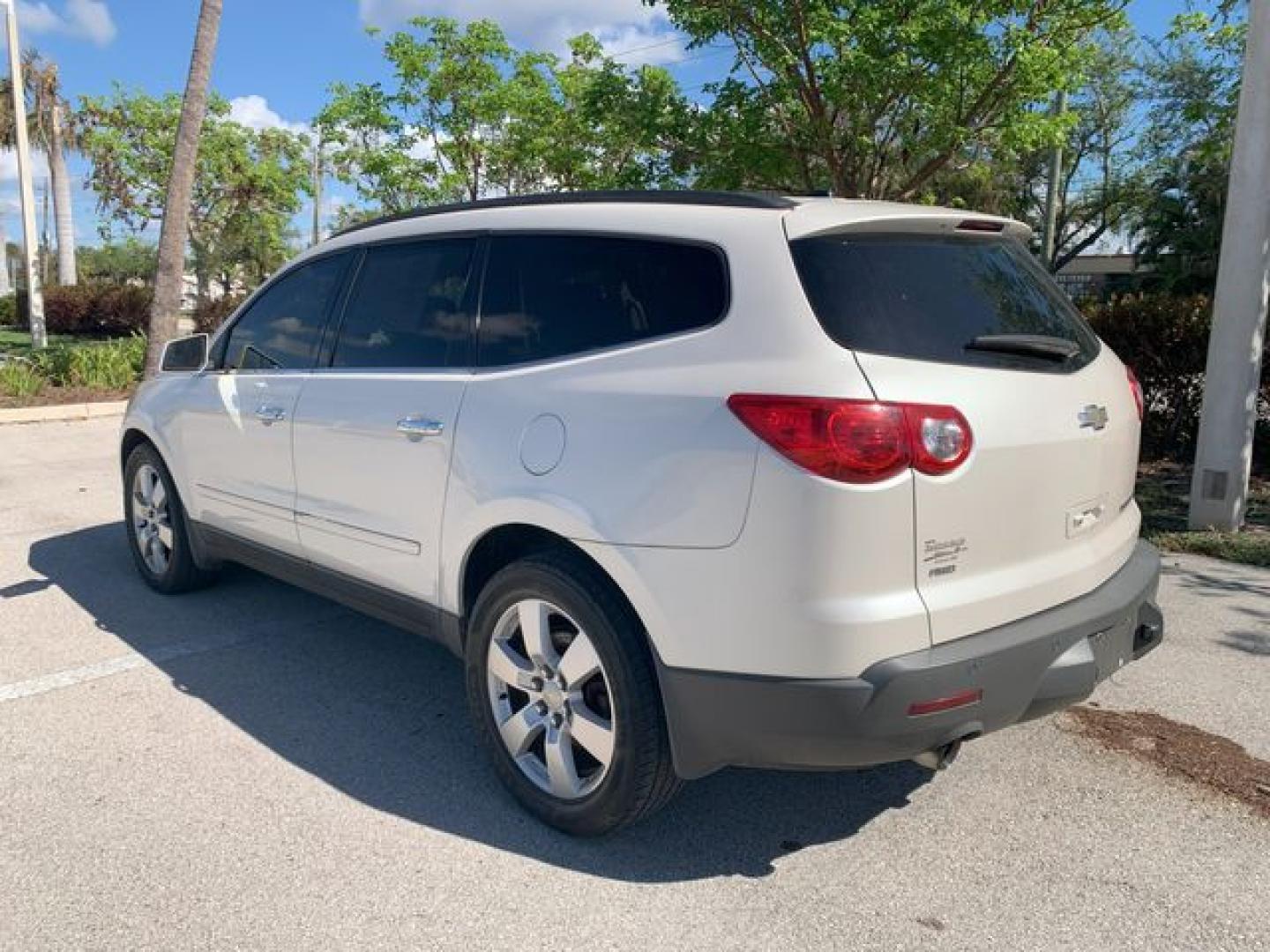 2012 WHITE /Tan Leather CHEVROLET TRAVERSE LTZ (1GNKVLED1CJ) with an 3.6L engine, Automatic transmission, located at 11100 Summerlin Square Dr., Fort Myers Beach, FL, 33931, (239) 999-7777, 26.493452, -81.938683 - Photo#29