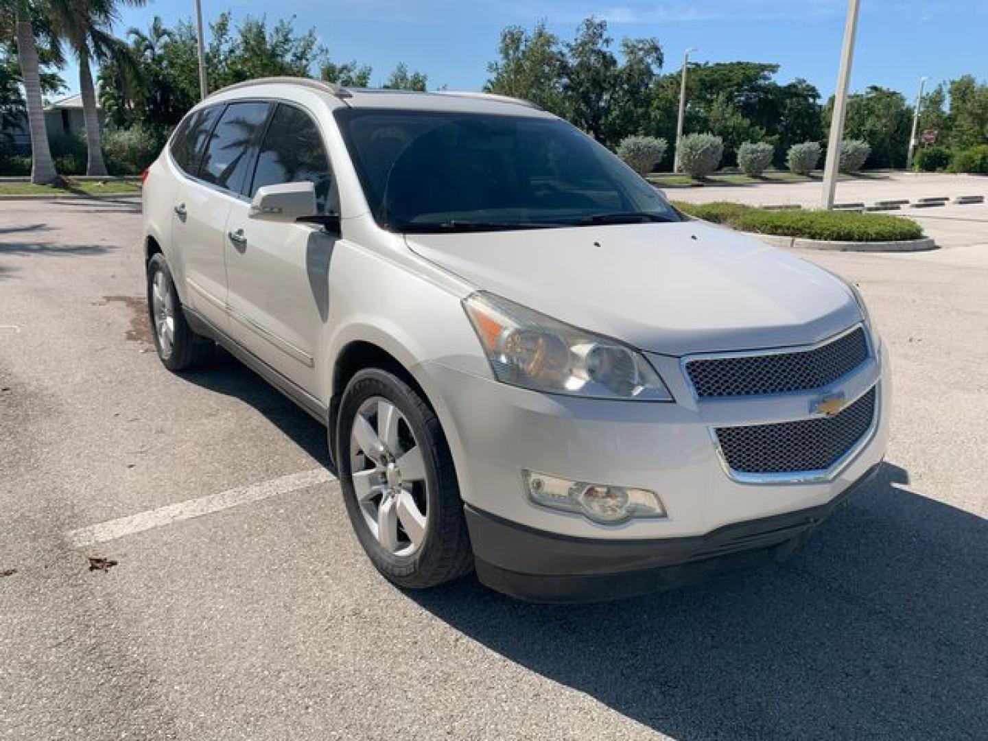 2012 WHITE /Tan Leather CHEVROLET TRAVERSE LTZ (1GNKVLED1CJ) with an 3.6L engine, Automatic transmission, located at 11100 Summerlin Square Dr., Fort Myers Beach, FL, 33931, (239) 999-7777, 26.493452, -81.938683 - Photo#30