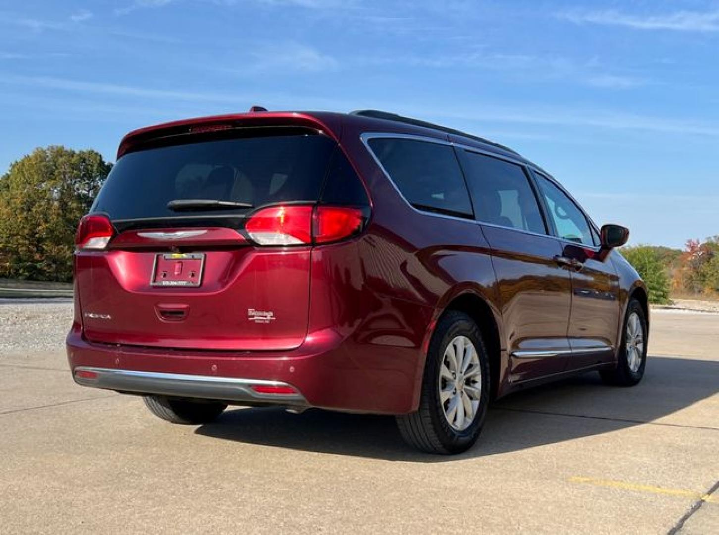 2017 BURGUN /Black Leather CHRYSLER PACIFICA TOURING L (2C4RC1BG7HR) with an 3.6L engine, Automatic transmission, located at 11100 Summerlin Square Dr., Fort Myers Beach, FL, 33931, (239) 999-7777, 26.493452, -81.938683 - Photo#4