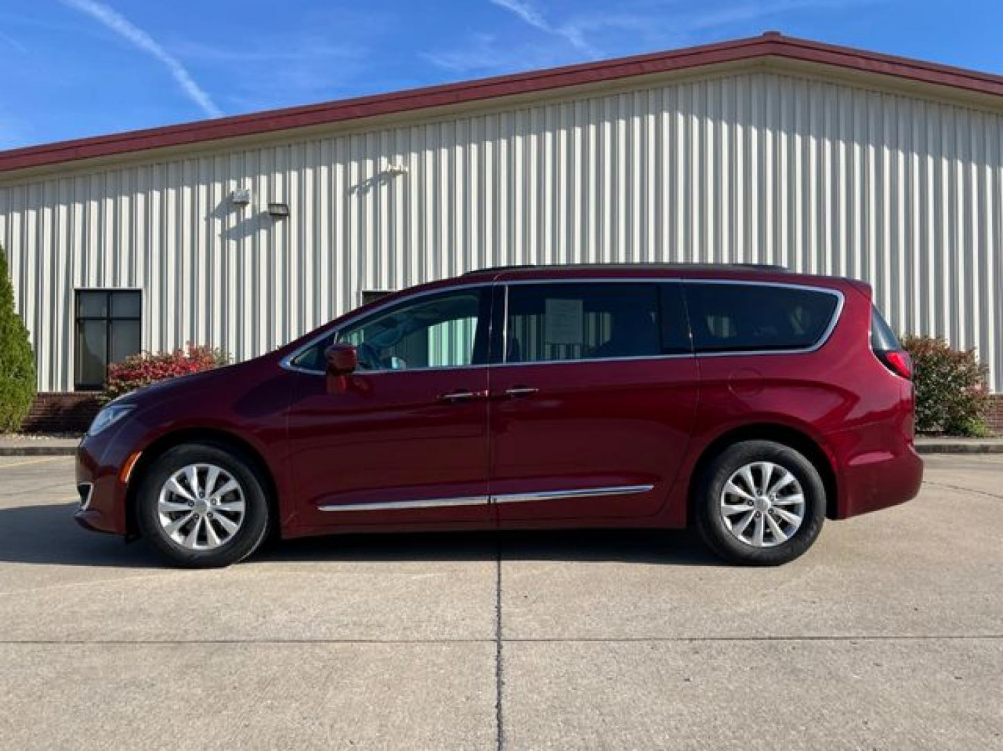 2017 BURGUN /Black Leather CHRYSLER PACIFICA TOURING L (2C4RC1BG7HR) with an 3.6L engine, Automatic transmission, located at 11100 Summerlin Square Dr., Fort Myers Beach, FL, 33931, (239) 999-7777, 26.493452, -81.938683 - Photo#6