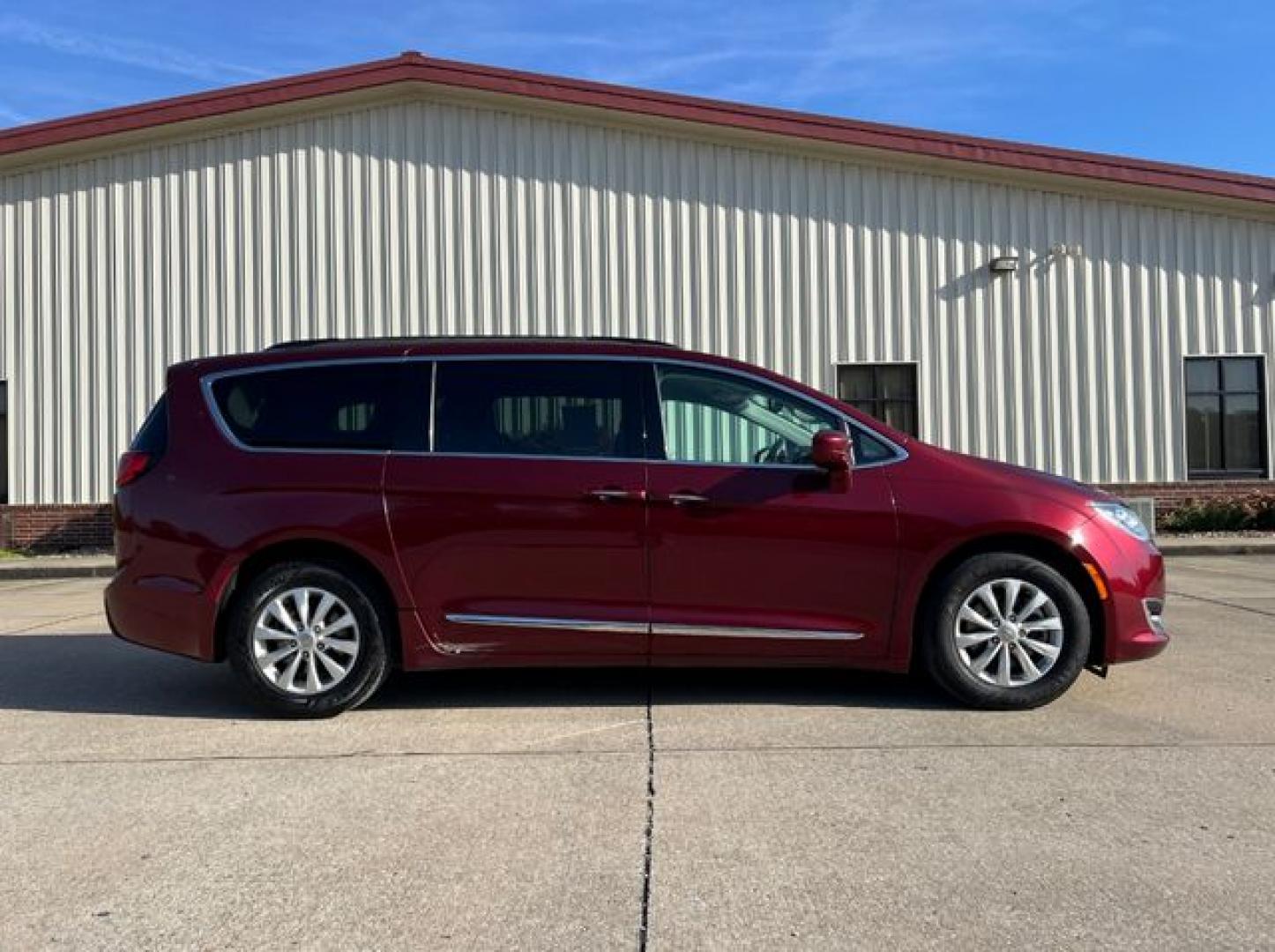 2017 BURGUN /Black Leather CHRYSLER PACIFICA TOURING L (2C4RC1BG7HR) with an 3.6L engine, Automatic transmission, located at 11100 Summerlin Square Dr., Fort Myers Beach, FL, 33931, (239) 999-7777, 26.493452, -81.938683 - Photo#8