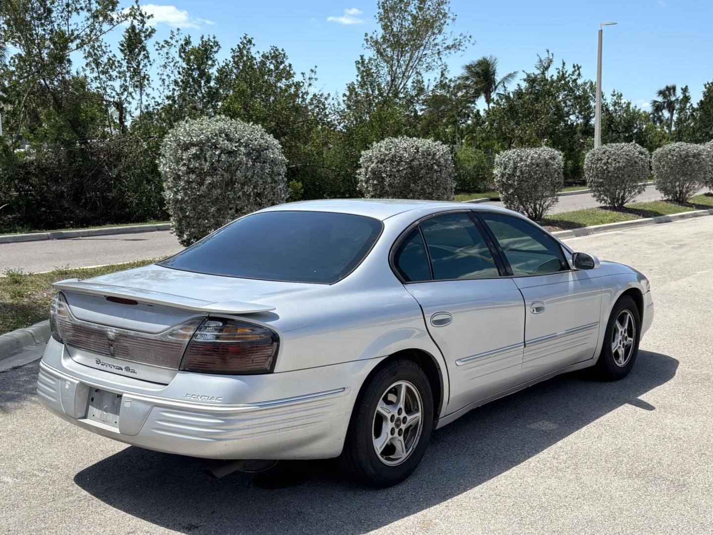 2000 SILVER Pontiac Bonneville SE (1G2HX54KXY4) with an 3.8L V6 OHV 12V engine, 4-Speed Automatic Overdrive transmission, located at 11170 Summerlin Square Dr., Fort Myers Beach, FL, 33931, (239) 999-7777, 26.493546, -81.941628 - Photo#6