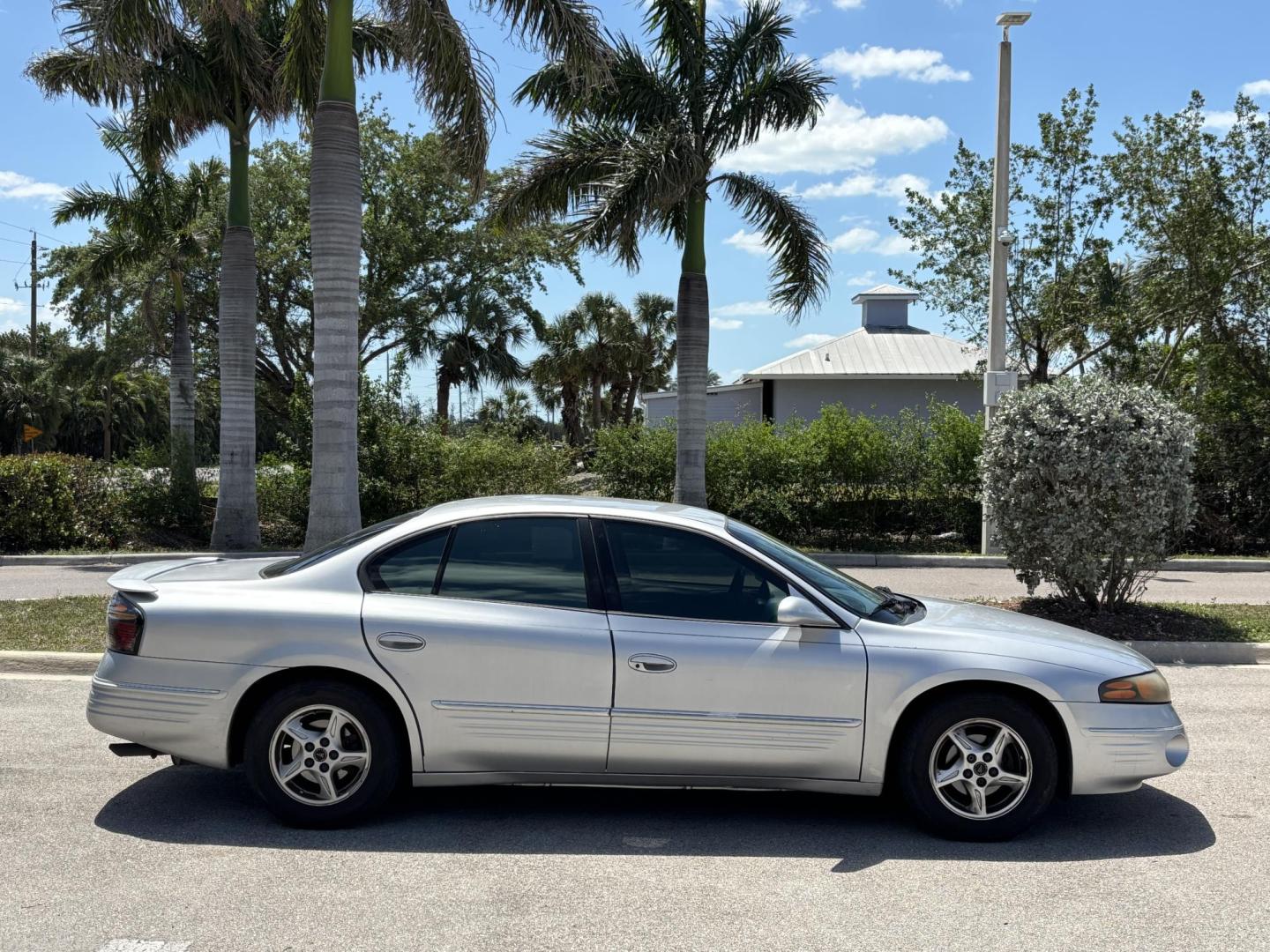 2000 SILVER Pontiac Bonneville SE (1G2HX54KXY4) with an 3.8L V6 OHV 12V engine, 4-Speed Automatic Overdrive transmission, located at 11170 Summerlin Square Dr., Fort Myers Beach, FL, 33931, (239) 999-7777, 26.493546, -81.941628 - Photo#3